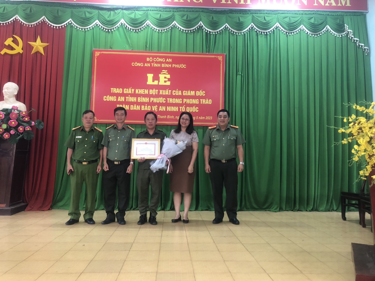 Lãnh đạo công an huyện, UBND xã Thanh Bình tặng hoa chúc mừng