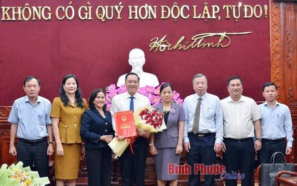 ​TRAO QUYẾT ĐỊNH PHÊ CHUẨN KẾT QUẢ BẦU CHỦ TỊCH UBND HUYỆN HỚN QUẢN​