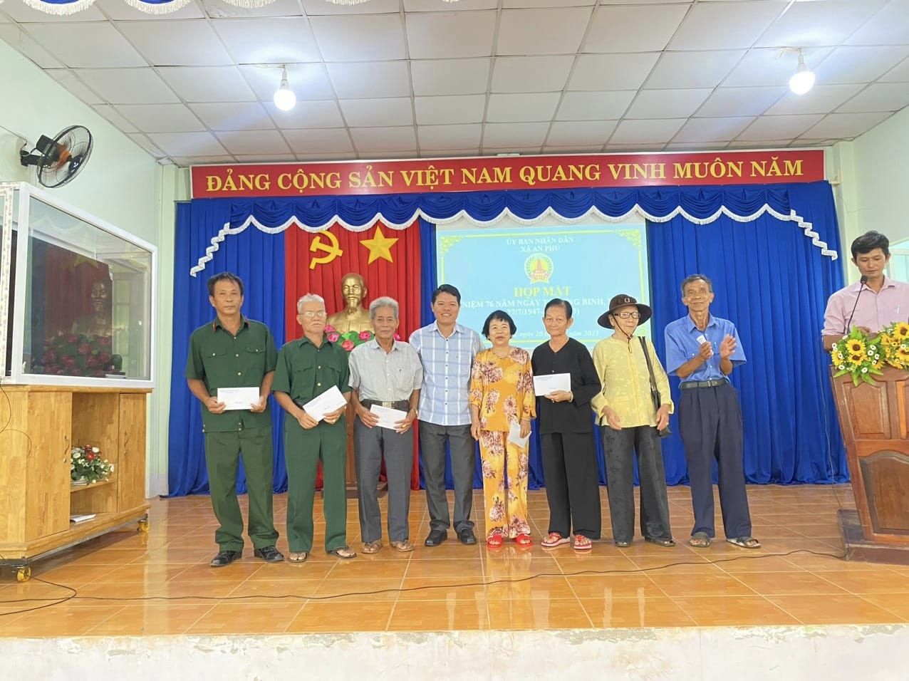 Đồng chí Nguyễn Văn Sáng-Bí thư Đảng uỷ tặng quà cho các gia đình chính sách