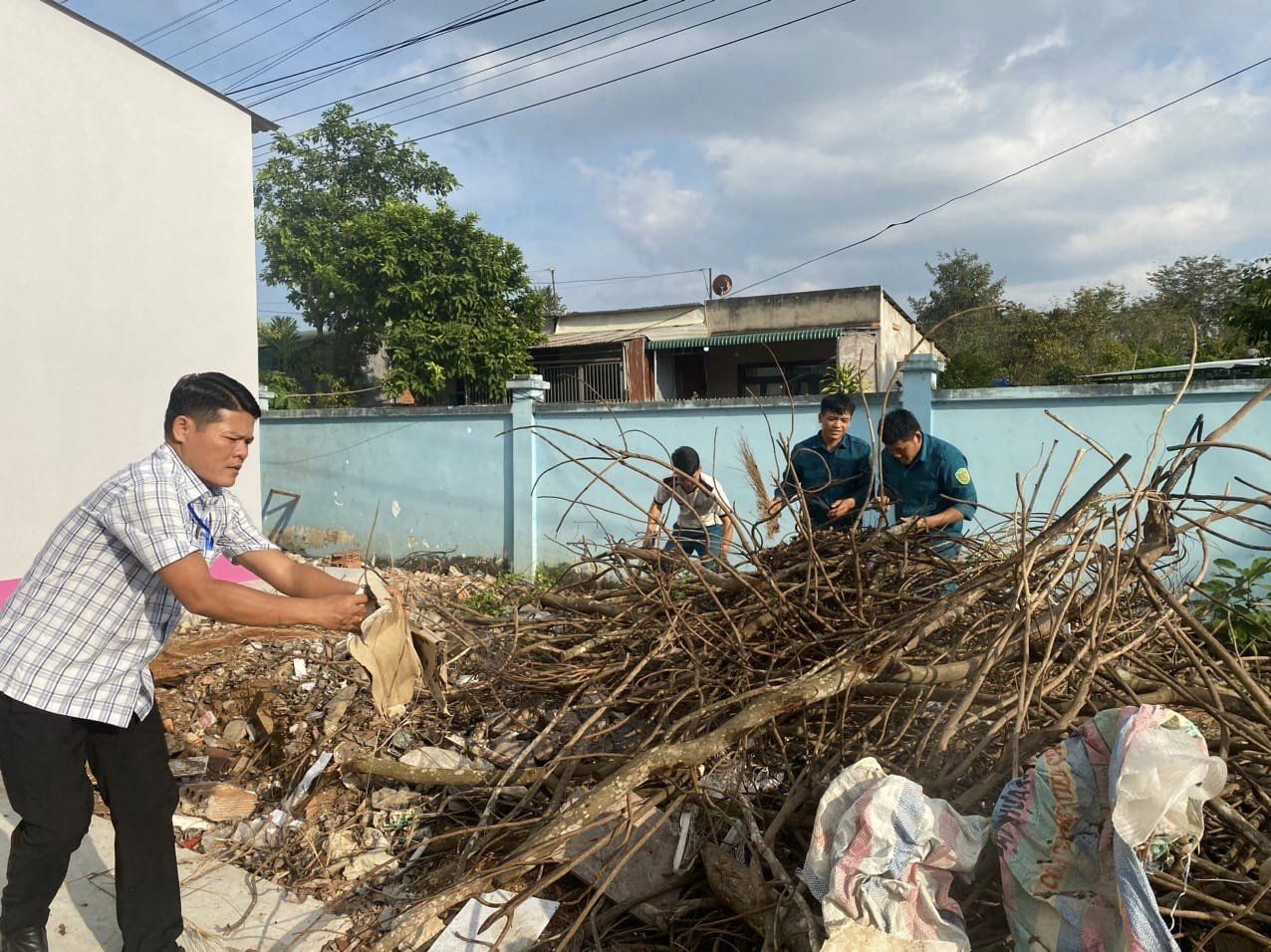 ​CÔNG ĐOÀN CƠ SỞ XÃ AN PHÚ RA QUÂN DỌN DẸP MÔI TRƯỜNG TRỤ SỞ LÀM VIỆC​