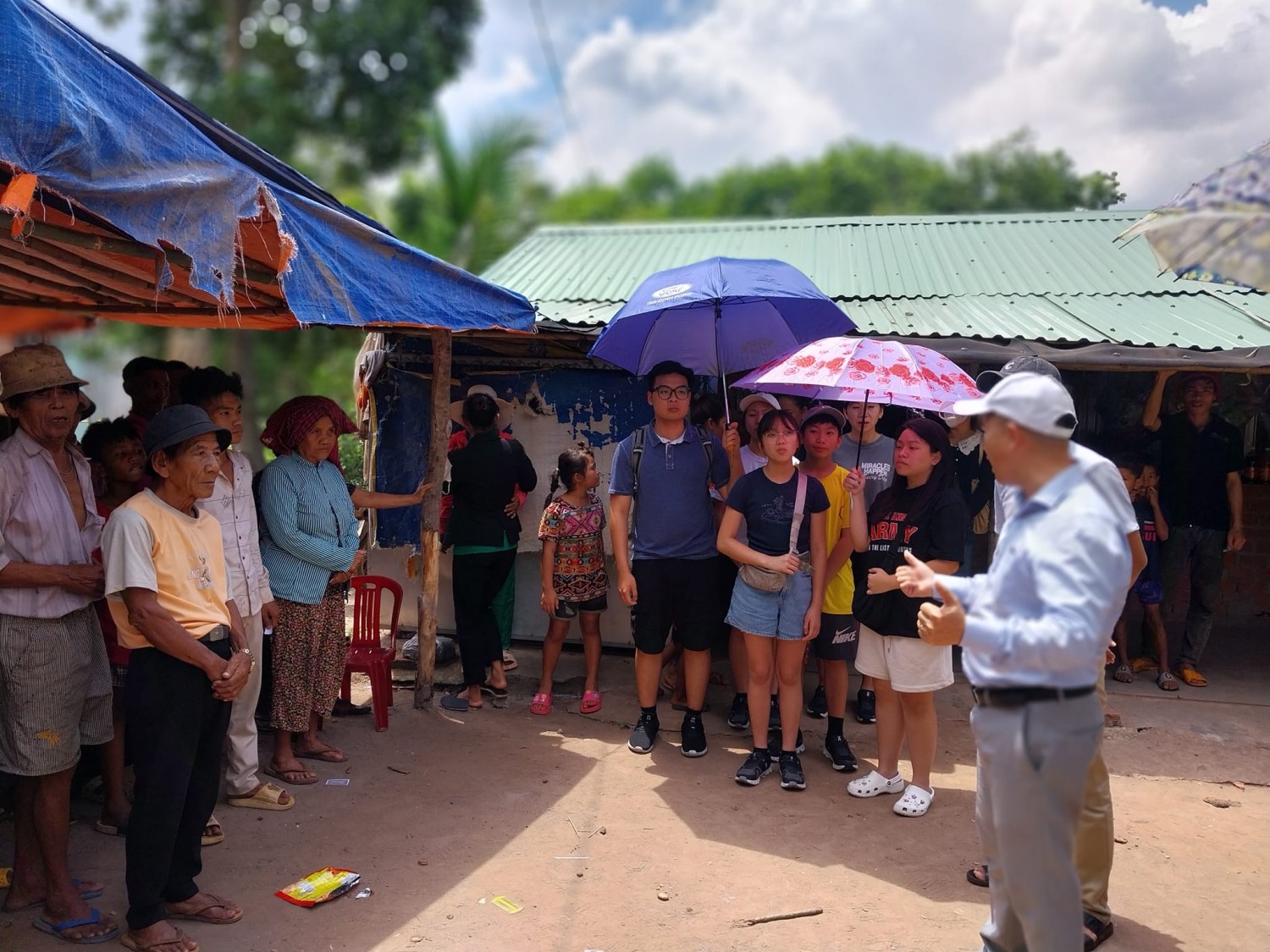 ​TẶNG QUÀ CHO NGƯỜI NGHÈO, HỘ GIA ĐÌNH CÓ HOÀN CẢNH KHÓ KHĂN  ​